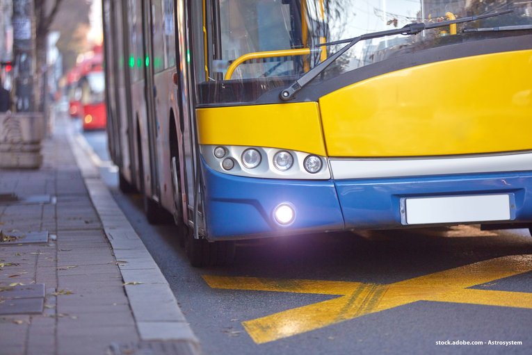 Avant d'un bus jaune et bleu à l'arrêt. Le D-Ticket est valable dans les trains régionaux, les trams, les bus et les métros en Allemagne.