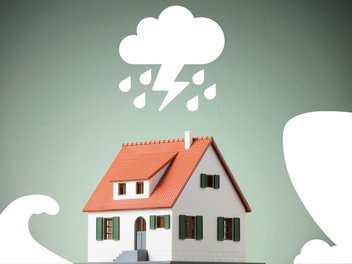 Das Bild zeigt ein Haus, das von den Symbolen für Flut, Unwetter und Sturm umgeben ist. Das Bild illustriert eine Studie zur Einführung einer Pflicht für Elementarschadenversicherung in Deutschland.