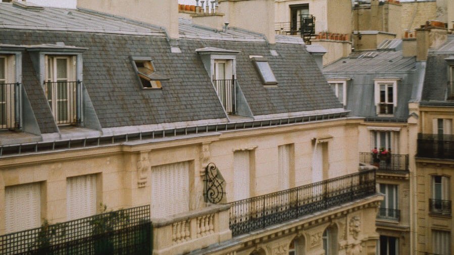 Sicht auf Hausdächer in einer Großstadt. 