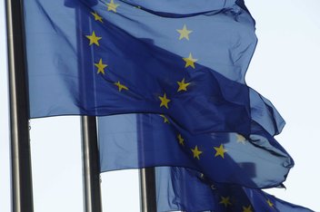 Drei EU-Flaggen wehen im Wind.