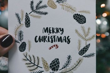Eine weiße Weihnachtskarte mit dem Schriftzug: "Merry Christmas".